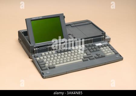 Pavia, Lombardia, Italia - 8 dicembre 2024: Amstrad PPC640, IBM PC compatibile da 1987. Insieme al PPC512 è stato il primo Amstrad IBM compatibile Foto Stock