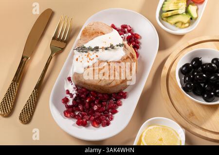 Una ciotola di gustosa insalata con tonno in scatola e verdure su un tavolo di marmo beige, piano piatto. Posiziona per testo. Foto di alta qualità Foto Stock