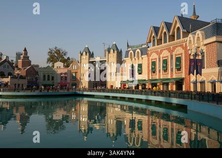 TASHKENT, UZBEKISTAN - 3 SETTEMBRE 2022: Soleggiata serata di settembre al parco divertimenti "Magic City" Foto Stock