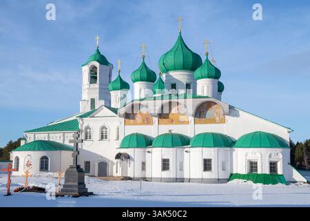 STARAYA SLOBODA, RUSSIA - 09 MARZO 2025: Primo piano della Cattedrale della Trasfigurazione del Signore (1644) in un giorno di marzo di sole. Alexandro-Svirsky Mon Foto Stock