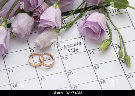 Sempre felici e contenti - immagini per una perfetta pianificazione del matrimonio - calendario di pianificazione, anelli e fiori, lista di controllo per matrimoni. Foto di alta qualità Foto Stock