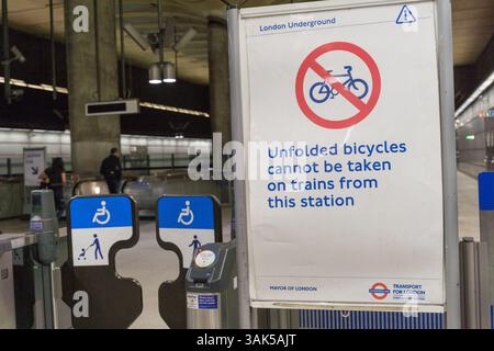Cartellone segnaletico "non è possibile prendere biciclette non piegate da questa stazione" in London Underground Inghilterra Regno Unito Foto Stock