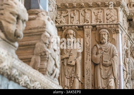 Dettagli del portale ovest della Cattedrale di Saint Trophime ad Arles, Francia. Foto Stock