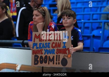 Etihad Stadium, Manchester, Regno Unito. 12 aprile 2025. Premier League Football, Manchester City contro Crystal Palace; un giovane tifoso regge un cartello che chiede la maglia di Jean-Philippe Mateta del Crystal Palace credito: Action Plus Sports/Alamy Live News Foto Stock
