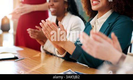 Mani, pubblico o donne d'affari che applaudono per una presentazione, un lavoro di squadra o un accordo di empowerment. Bonus, risultati o dipendenti con applausi, gruppo o. Foto Stock