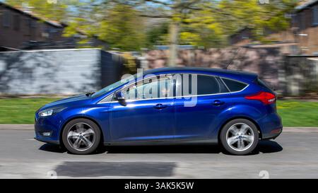 Milton Keynes, Regno Unito - 9 aprile 2025: Motore diesel blu Ford Focus zetec 2015 Foto Stock