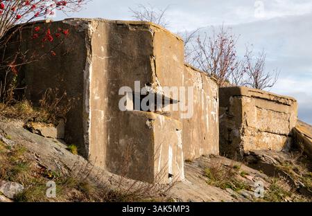 Padiglione del telemetro abbandonato della batteria di artiglieria costiera. Fort Rif sull'isola di Kotlin, Kronstadt Foto Stock