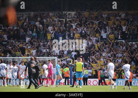 I tifosi del Leeds celebrano la vittoria e la vittoria in cima al tavolo dopo il match per il titolo Sky Bet tra il Leeds United e il Preston North End a Elland Road, Leeds, sabato 12 aprile 2025. (Foto: Pat Scaasi | mi News) crediti: MI News & Sport /Alamy Live News Foto Stock