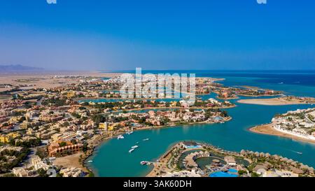 Vista aerea delle ville isolane di El Gouna collegate da canali e ponti, che mostrano il design ispirato a Venezia di questo Mar Rosso egiziano Foto Stock