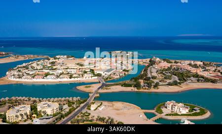 Vista aerea panoramica di El Gouna che mostra il campo da golf costiero, il lussuoso sviluppo della laguna e le vibranti acque blu del Mar Rosso Foto Stock