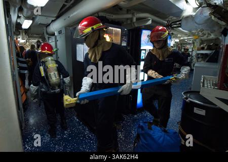 26 aprile 2017 - Oceano Atlantico, Regno Unito - i marinai a bordo del cacciatorpediniere missilistico guidato classe Arleigh Burke USS Carney (DDG 64) portano lo shoring sul sito di una violazione simulata dello scafo durante un esercizio di addestramento al controllo dei danni mentre partecipano al Flag Officer Sea Training 26 aprile 2017. Carney, schierato in avanti a Rota, in Spagna, sta conducendo la sua terza pattuglia nell'area delle operazioni della 6th Fleet degli Stati Uniti a sostegno degli interessi della sicurezza nazionale in Europa. (Immagine di credito: © S. Weston Jones/US Navy via ZUMA Wire/ZUMAPRESS.com) Foto Stock