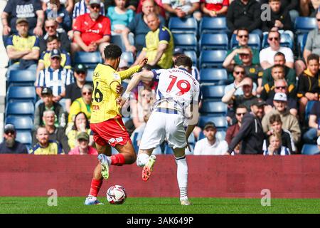 #26, Caleb Wiley di Watford & #19, Lankshear della WBA si batterà per il possesso durante il match per il titolo Sky Bet tra West Bromwich Albion e Watford all'Hawthorns di West Bromwich sabato 12 aprile 2025. (Foto: Stuart Leggett | mi News) crediti: MI News & Sport /Alamy Live News Foto Stock