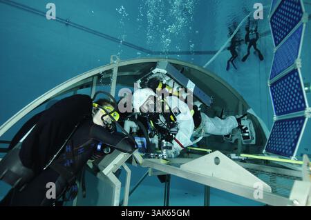 22 maggio 2013 - Timothy Peake durante la formazione di pre-familiarizzazione EVA presso la Neutral Buoyancy Facility dell'ESA presso l'Astronaut Centre, a Colonia, Germania, 15 giugno 2010...primo astronauta britannico ad andare nello spazio per 20 anni. Il primo astronauta britannico ad entrare nello spazio per 20 anni....un salto gigante per la Gran Bretagna come primo astronauta ufficiale del Regno Unito, il maggiore Tim Peake, si recherà alla stazione spaziale Internazionale. ...La missione di sei mesi vedrà il 41enne esplodere nello spazio su un razzo russo Sojuz da Baikonur in Kazakistan nel novembre 2015. Il Direttore generale dell'ESA, Jean-Jacques Dordain Foto Stock