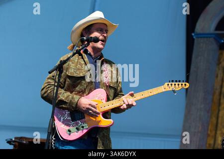 4 maggio 2017 - New Orleans, Lousiana, U. S - ERIC LINDELL durante il New Orleans Jazz & Heritage Festival a New Orleans, Louisiana (immagine di credito: © Daniel DeSlover via ZUMA Wire) Foto Stock