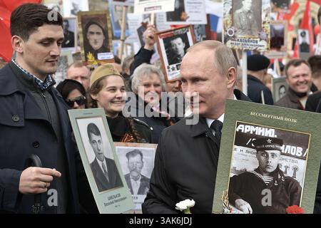 9 maggio 2017 - Mosca, RUSSIA - il presidente russo Vladimir Putin, a destra, tiene un ritratto di suo padre Vladimir Spiridonovich Putin mentre cammina tra altre persone portando ritratti di parenti che hanno combattuto nella seconda guerra mondiale, con bandiere russe e sovietiche, durante la marcia del reggimento immortale nella Piazza Rossa di Mosca, Russia, martedì 9 maggio 2017, festeggiando 72 anni dalla fine della seconda guerra mondiale e la sconfitta della Germania nazista. ALEXEI NIKOLSKY/POOL/PI (immagine di credito: © Prensa Internacional via ZUMA Wire) Foto Stock