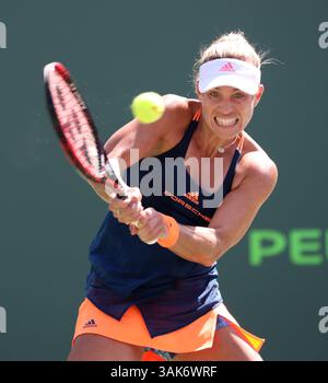 26 marzo 2017 - Key Biscayne, Florida, Stati Uniti - ANGELIQUE KERBER, della Germania, colpisce una rovescia contro S. Rogers durante il torneo di tennis Miami Open, giocato al Crandon Park Tennis Center. Kerber sconfisse Rogers 6-4 7-5. (Immagine di credito: © Mario Houben/CSM via cavo ZUMA) Foto Stock