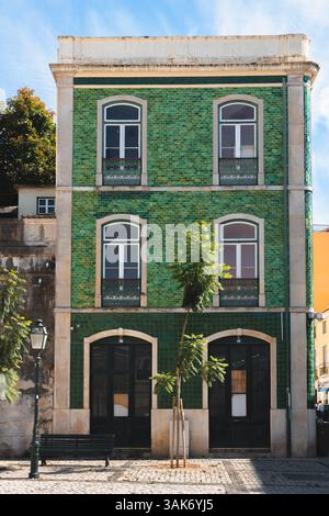 Lisbona, Portogallo - 14 luglio 2024: Un vivace edificio con piastrelle verdi e balconi a Bairro alto, Lisbona, che mostra lo storico e colorato architetto Foto Stock