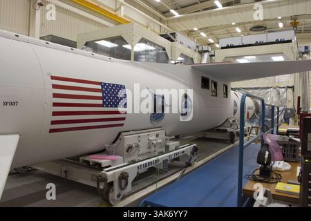 11 novembre 2016 - CA, Stati Uniti - il razzo Orbital ATK Pegasus XL con la NASA Cyclone Global Navigation satellite System (CYGNSS) a bordo ha la sua carenatura del carico utile installata presso il Vandenberg Air Force base Building 1555 11 novembre 2016 in California. (Immagine di credito: © Randy Beaudoin/NASA via ZUMA Wire) Foto Stock