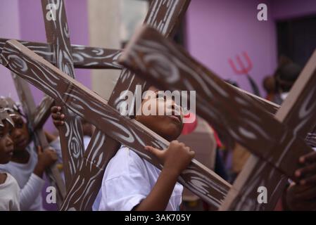 La produzione della passione di Cristo in Sud Africa i ragazzi sudafricani si preparano ad esibirsi in una produzione intitolata la sfilata della passione di Cristo, una collaborazione tra la scuola di sviluppo della prima infanzia ECD Kiddies Hope Academy e la Nkosana Ngobese Foundation attraverso le strade di Dobsonville, Soweto, Sud Africa 12 aprile 2025. La passione della produzione di Cristo è una rappresentazione drammatica dell'ultimo giorno della vita di Gesù, culminante nella crocifissione. La produzione presentava bambini di 5 e 6 anni in costumi, vestiti da angeli, Gesù con una croce e soldati romani, oltre a un gigante Foto Stock