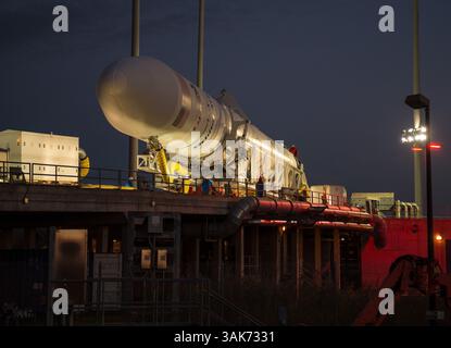 13 ottobre 2016 - Chincoteague Island, va, Stati Uniti - il razzo Orbital ATK Antares, con la navicella Cygnus a bordo, viene lanciato dalla NASA Wallops Flight Facility Horizontal Integration Facility per lanciare il Pad-0A in preparazione della sua prossima missione di rifornimento merci alla stazione spaziale Internazionale il 13 ottobre 2016 a Chincoteague Island, Virginia. (Immagine di credito: © Bill Ingalls/NASA via ZUMA Wire) Foto Stock