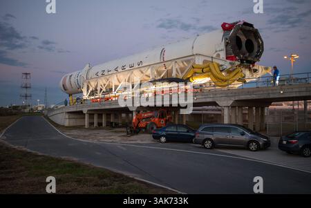 13 ottobre 2016 - Chincoteague Island, va, Stati Uniti - il razzo Orbital ATK Antares, con la navicella Cygnus a bordo, viene lanciato dalla NASA Wallops Flight Facility Horizontal Integration Facility per lanciare il Pad-0A in preparazione della sua prossima missione di rifornimento merci alla stazione spaziale Internazionale il 13 ottobre 2016 a Chincoteague Island, Virginia. (Immagine di credito: © Bill Ingalls/NASA via ZUMA Wire) Foto Stock
