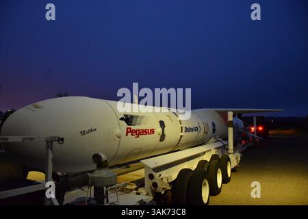 28 novembre 2016 - CA, Stati Uniti - il razzo Orbital ATK Pegasus XL con la NASA Cyclone Global Navigation satellite System (CYGNSS) a bordo si prepara ad accoppiarsi con l'aereo portaerei L-1011 presso la Vandenberg Air Force base il 28 novembre 2016 in California. (Immagine di credito: © Randy Beaudoin/NASA via ZUMA Wire) Foto Stock