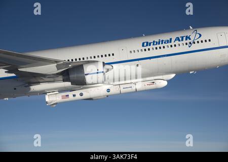 15 dicembre 2016 - Daytona Beach, Florida, Stati Uniti - l'aereo Orbital ATK L-1011 Stargazer che trasporta il razzo Orbital ATK Pegasus XL e la navicella CYGNSS della NASA vola sull'Oceano Atlantico il 15 dicembre 2016 vicino a Daytona Beach, Florida. (Immagine di credito: © Lori Losey/NASA via ZUMA Wire) Foto Stock