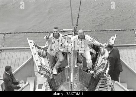 16 gennaio 2017 - Lunar Module, Stati Uniti d'America - l'astronauta della NASA Eugene Cernan (a sinistra), e Thomas Stafford saltano a bordo della prima nave di recupero, la portaerei U.S.S. Wasp dopo l'atterraggio sulla missione Gemini 9 il 6 giugno 1966 nell'Oceano Atlantico. Gene Cernan, l'ultimo uomo a camminare sulla luna, morì a 82 anni circondato dalla sua famiglia il 1° gennaio 2017. (Immagine di credito: © NASA/NASA via ZUMA Wire) Foto Stock