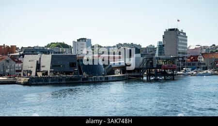 Norwegian Petroleum Museum with Outdoor Dining area, Stavanger, Norvegia, giugno 2018 Foto Stock