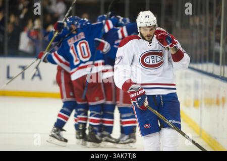 22 aprile 2017: Il centro dei Montreal Canadiens Alex Galchenyuk (27) si allontana mentre i New York Rangers celebrano un gol netto vuoto per sigillare la vittoria durante la partita 6 del primo turno dei playoff della Eastern Conference tra i New York Rangers e i Montreal Canadiens al Madison Square Garden di Manhattan, New York. I New York Rangers sconfissero i Montreal Canadiens 3-1 vincendo la serie e avanzando al turno successivo. Credito obbligatorio: Kostas Lymperopoulos/CSM (immagine di credito: &Copy; Kostas Lymperopoulos/CSM tramite filo ZUMA) Foto Stock