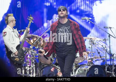 23 aprile 2017 - Las Vegas, Nevada, U. S - MATTHEW CHARLES SANDERS (front) alias M. SHADOW si esibisce con gli Avenged Sevenfold mentre dirigono il festival musicale inaugurale di Las RAGEOUS a Las Vegas. (Immagine di credito: © Sterling Munksgard tramite ZUMA Wire) Foto Stock