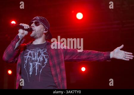 23 aprile 2017 - Las Vegas, Nevada, U. S - MATTHEW CHARLES SANDERS, alias M. SHADOW, si esibisce con gli Avenged Sevenfold mentre annunciano l'inaugurale festival musicale Las RAGEOUS a Las Vegas. (Immagine di credito: © Sterling Munksgard tramite ZUMA Wire) Foto Stock