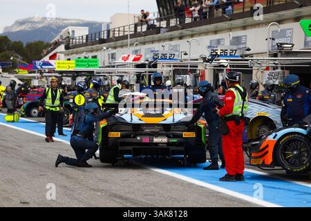 188 Miguel RAMOS (POR), Thomas FLEMING (GBR), Guilherme OLIVEIRA (POR), Garage 59 Group, McLaren 720S GT3 EVO, stand, pitlane durante la 6 ore di Paul Ricard 2025, 1° round del GT World Challenge Europe Endurance Cup 2025, dall'11 al 13 aprile 2025 sul circuito Paul Ricard, a le Castellet, Francia Foto Stock
