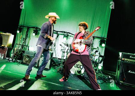 Milano, Italia. 1 aprile 2025. Il rapper italiano J-Ax si esibisce dal vivo con Bugo durante il suo ultimo concerto ad Alcatraz a Milano, il 1° aprile 2025 (foto di Maria Laura Arturi/NurPhoto). Crediti: NurPhoto SRL/Alamy Live News Foto Stock