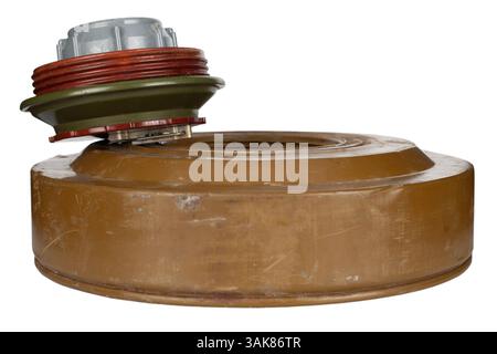 TM-62 miniera sovietica anticarro isolato su sfondo bianco Foto Stock