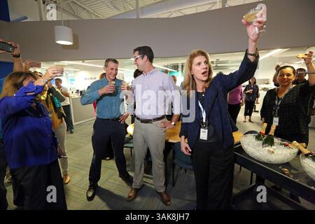 10 aprile 2017 - Doral, FL, USA - il presidente ed editore di Miami Herald Alex Villoch festeggia i vincitori e la redazione come Investigative Team Editor Casey Frank toasts il reporter di Panama Papers Nicholas Nehamas lunedì 10 aprile 2017. (Immagine di credito: © Emily Michot/TNS via ZUMA Wire) Foto Stock