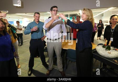 10 aprile 2017 - Doral, FL, USA - il giornalista di Panama Papers Nicholas Nehamas condivide un brindisi di champagne con il presidente e editore del Miami Herald Alex Villoch durante la celebrazione Pulitzer del giornale lunedì 10 aprile 2017. (Immagine di credito: © Emily Michot/TNS via ZUMA Wire) Foto Stock