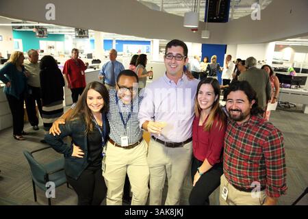 10 aprile 2017 - Doral, FL, USA - il reporter investigativo Nick Nehamas, centro, è circondato dai colleghi giornalisti Monique Madan, Lance Dixon, Chabeli Herrera e Joey Flechas lunedì 10 aprile 2017. Nehamas faceva parte dello staff che si occupava dei Panama Papers, l'indagine internazionale che ha rivelato come truffatori e milionari utilizzassero il mondo segreto delle compagnie offshore che hanno vinto il Miami Herald uno dei due premi Pulitzer. (Immagine di credito: © Emily Michot/TNS via ZUMA Wire) Foto Stock