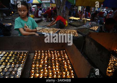 10 maggio 2017 - Kathmandu, Nepal - le lampade ad olio sono accese durante il 2561° anniversario della nascita del Buddha, noto anche come Buddha Jayanti o Vesak Day presso la sede del tempio Swambhu a Kathmandu, Nepal, mercoledì 10 maggio 2017. (Immagine di credito: © Skanda Gautam via ZUMA Wire) Foto Stock