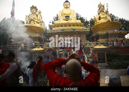 10 maggio 2017 - Kathmandu, Nepal - Un monaco offre preghiere di fronte a un gigantesco idolo di Buddha (C) durante il 2561° anniversario della nascita del Buddha, noto anche come Buddha Jayanti o Vesak Day presso la sede del tempio Swambhu a Kathmandu, Nepal, mercoledì 10 maggio 2017. (Immagine di credito: © Skanda Gautam via ZUMA Wire) Foto Stock
