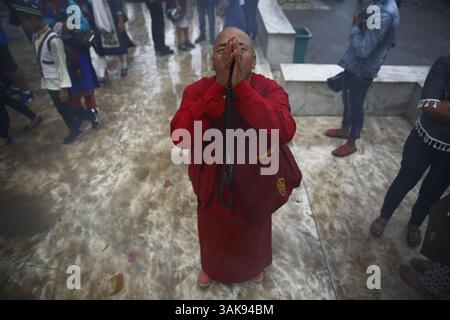 10 maggio 2017 - Kathmandu, Nepal - Un monaco offre preghiere di fronte a un idolo di Buddha durante il 2561° anniversario della nascita del Buddha, noto anche come Buddha Jayanti o Vesak Day presso la sede del tempio Swambhu a Kathmandu, Nepal, mercoledì 10 maggio 2017. (Immagine di credito: © Skanda Gautam via ZUMA Wire) Foto Stock