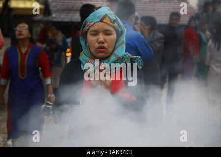 10 maggio 2017 - Kathmandu, Nepal - il fumo di incenso sorge mentre un devoto offre preghiere di fronte a un idolo di Buddha durante il 2561 ° anniversario della nascita del Buddha, noto anche come Buddha Jayanti o Vesak Day presso la sede del tempio Swambhu a Kathmandu, Nepal, mercoledì 10 maggio 2017. (Immagine di credito: © Skanda Gautam via ZUMA Wire) Foto Stock