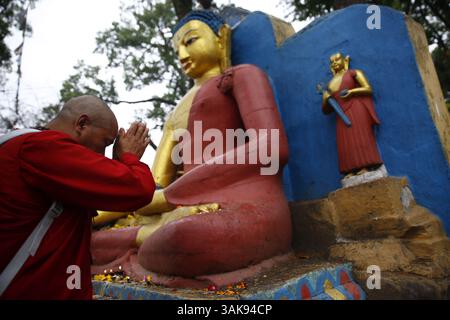 10 maggio 2017 - Kathmandu, Nepal - Un monaco offre preghiere di fronte a un idolo di Buddha durante il 2561° anniversario della nascita del Buddha, noto anche come Buddha Jayanti o Vesak Day presso la sede del tempio Swambhu a Kathmandu, Nepal, mercoledì 10 maggio 2017. (Immagine di credito: © Skanda Gautam via ZUMA Wire) Foto Stock