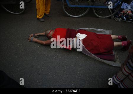 10 maggio 2017 - Kathmandu, Nepal - Un devoto offre preghiere sul terreno durante il 2561° anniversario della nascita del Buddha, noto anche come Buddha Jayanti o Vesak Day presso la sede del tempio Swambhu a Kathmandu, Nepal, mercoledì 10 maggio 2017. (Immagine di credito: © Skanda Gautam via ZUMA Wire) Foto Stock