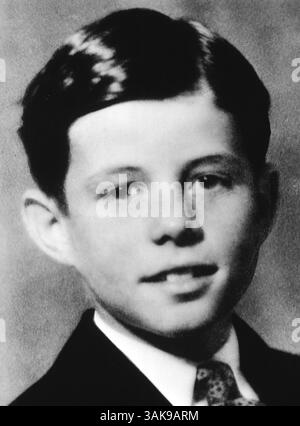 John F. Kennedy, il 35° presidente della nazione, avrebbe compiuto 100 anni il 29 maggio 2017. Con il centenario della nascita di John F. Kennedy, l'eredità dell'ex presidente viene celebrata in tutta la nazione. NELLA FOTO: 11 novembre 1993 - Washington, DC, Stati Uniti - John F. Kennedy a 10 anni. . (Credito: © JFK Collection/ZUMApress.com) Foto Stock