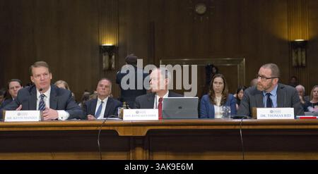 30 marzo 2017 - Washington, District of Columbia, Stati Uniti d'America - la Commissione di selezione del Senato degli Stati Uniti sull'intelligence conduce un'audizione aperta dal titolo "disinformazione: Un primer in Russian Active Measures and Influence Campaigns" a Capitol Hill a Washington, DC giovedì 30 marzo 2017. Testimonianze da sinistra a destra: Kevin Mandia, Chief Executive Officer, FireEye; il generale dell'esercito americano (in pensione) Keith B. Alexander, ex direttore dell'Agenzia per la sicurezza nazionale (DIRNSA), ex capo del servizio di sicurezza centrale (CHCSS) ed ex comandante del Cyber Command degli Stati Uniti, e c Foto Stock