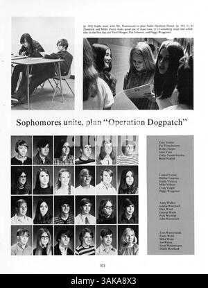 L'annuario 1972 del Park Center High School, Pirate volume 1: Interface '72, mette in evidenza il corpo studentesco, la facoltà, i club, l'atletica leggera e gli eventi significativi dell'anno scolastico 1971-1972. Foto Stock