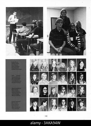 L'annuario del 1972 Park Center High School, intitolato "Pirate volume 1: Interface '72", documenta gli eventi, gli studenti, le facoltà, i club e l'atletica leggera dell'anno scolastico 1971-1972 presso la Park Center High School nella contea di Hennepin. Foto Stock