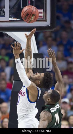 19 marzo 2017 - USA - la guardia dei Kansas Jayhawks Josh Jackson (11) spara come guardia dei Michigan State Spartans Lourawls Nairn Jr. (11) difende nel primo tempo durante un secondo round NCAA torneo maschile di basket di domenica 19 marzo 2017 al BOK Center di Tulsa, in Florida. (Immagine di credito: © Shane Keyser/TNS tramite filo ZUMA) Foto Stock