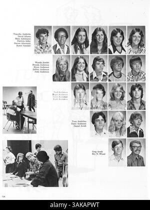 The 1977 Pirate Yearbook, Vol. Vi: Tesori, cattura l'essenza dell'anno 1972-1973 del Park Center High School, con studenti, insegnanti, club, sport, e gli eventi scolastici. Foto Stock